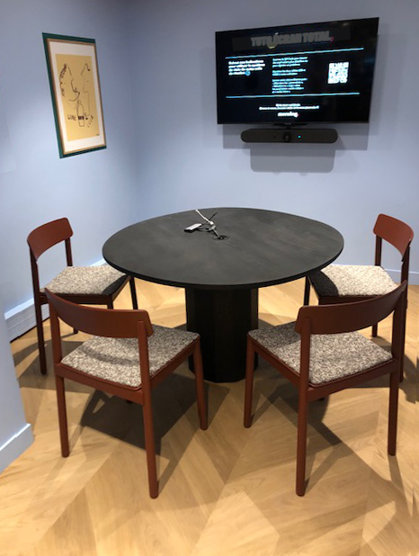 Table de réunion en chêne teinté noir fabrication française par Les Pieds Sur La Table mobilier pour Morning espace de bureau. Pied chêne teinté noir