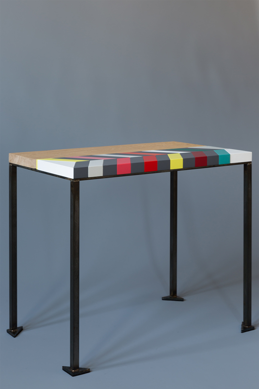 Table basse en bois et motif en couleurs origami. table basse grand modèle Panorama Collection Origami par Mobilier Les Pieds Sur La Table