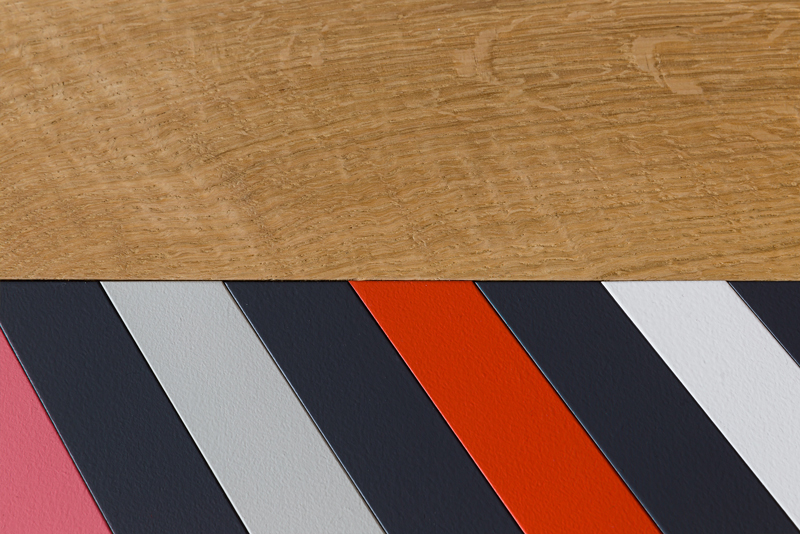La table basse bois chêne motif origami en couleurs : grand modèle Panorama. Table basse originale et de fabrication artisanale.