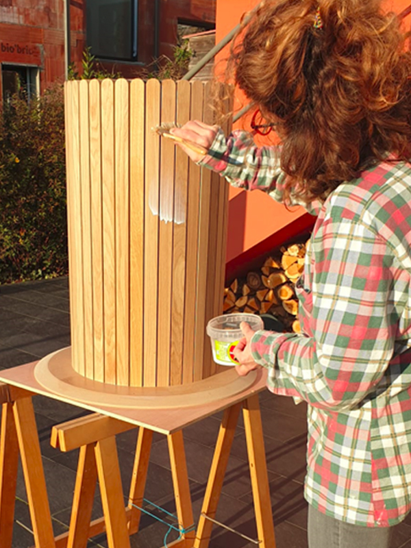 Fabrication des tables en chêne sur mesure dans l'atelier Les Pieds Sur La Table. Finition des pieds verni
