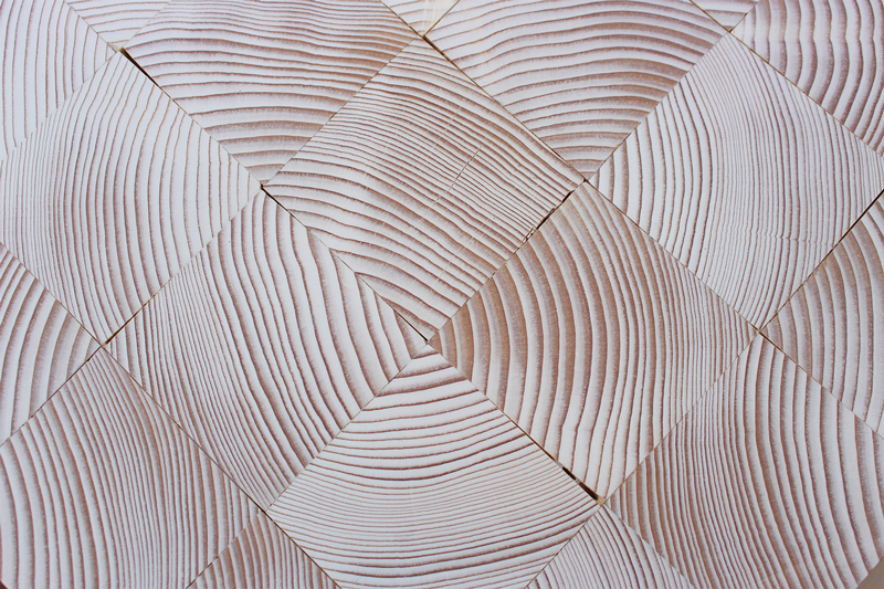 Tabouret bois massif design moderniste, assise bois de bout. Fabrication mobilier Les Pieds Sur La Table, fabricant français de meubles sur mesure