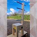 Tabouret en bois massif design moderniste. Tabouret en bois de bout. Fabrication mobilier Les Pieds Sur La Table, fabricant français de meubles sur mesure