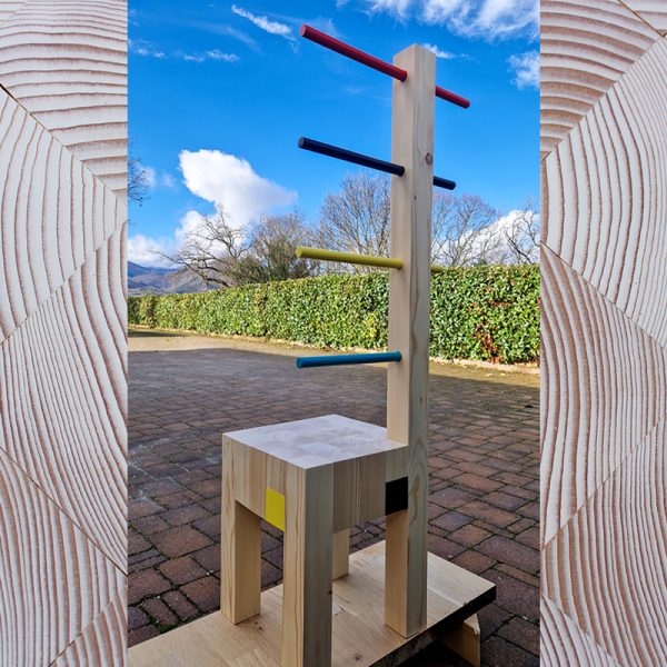 Tabouret en bois massif design moderniste. Tabouret en bois de bout. Fabrication mobilier Les Pieds Sur La Table, fabricant français de meubles sur mesure