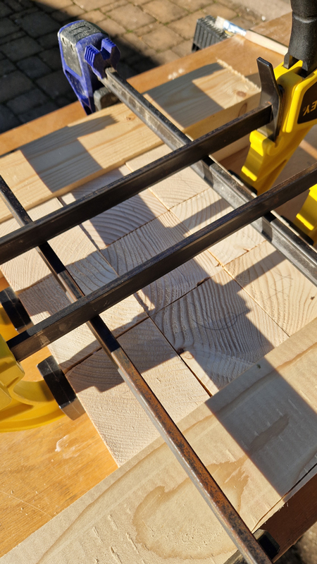 Tabouret bois massif design moderniste, collage. Fabrication mobilier Les Pieds Sur La Table, fabricant français de meubles sur mesure