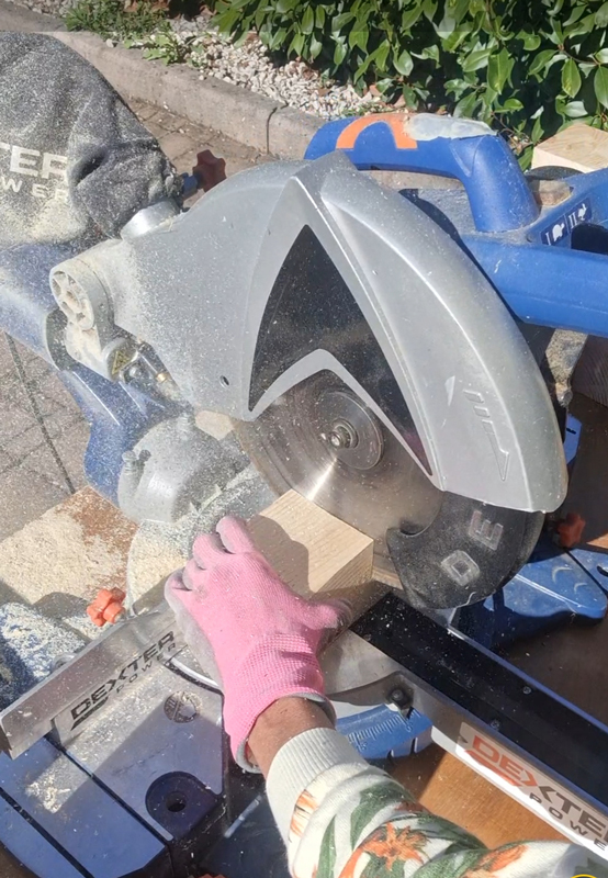 Tabouret bois massif design moderniste, découpe des sections de pin. Fabrication mobilier Les Pieds Sur La Table, fabricant français de meubles sur mesure