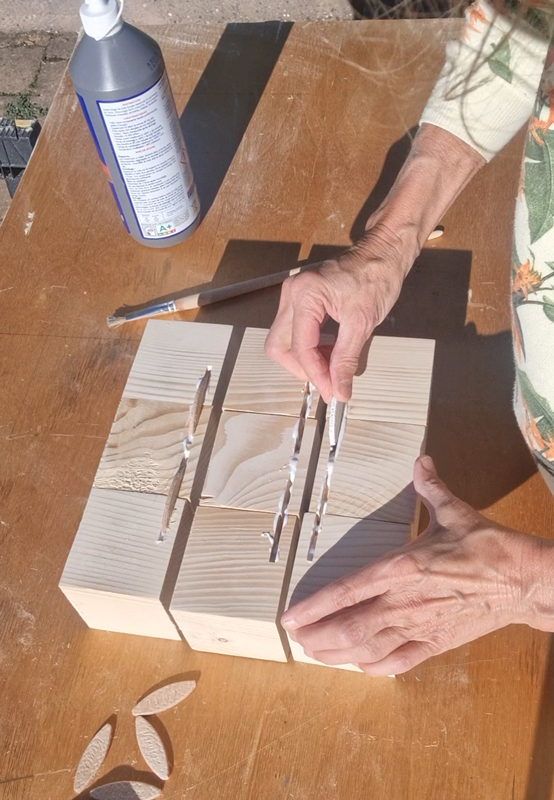 Tabouret bois massif design moderniste, lamellage des pièces. Fabrication mobilier Les Pieds Sur La Table, fabricant français de meubles sur mesure