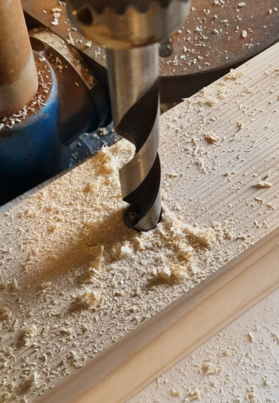 Tabouret bois massif design moderniste, perçage du mât. Fabrication mobilier Les Pieds Sur La Table, fabricant français de meubles sur mesure