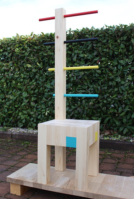 Tabouret bois massif design moderniste, pin naturel et couleurs. Fabrication mobilier Les Pieds Sur La Table, fabricant français de meubles sur mesure