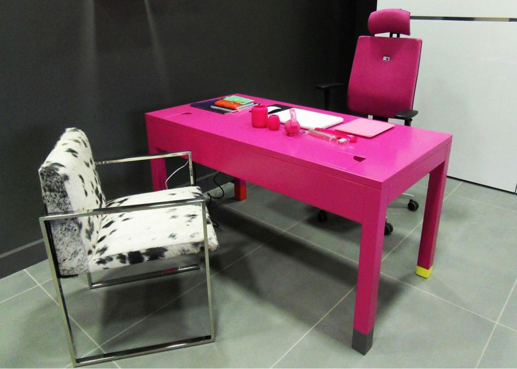 bureau-connecte-co-pied-couleur-mobilier-les-pieds-sur-la-table-fuchsia