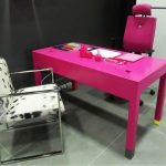 bureau-connecte-co-pied-couleur-mobilier-les-pieds-sur-la-table-fuchsia