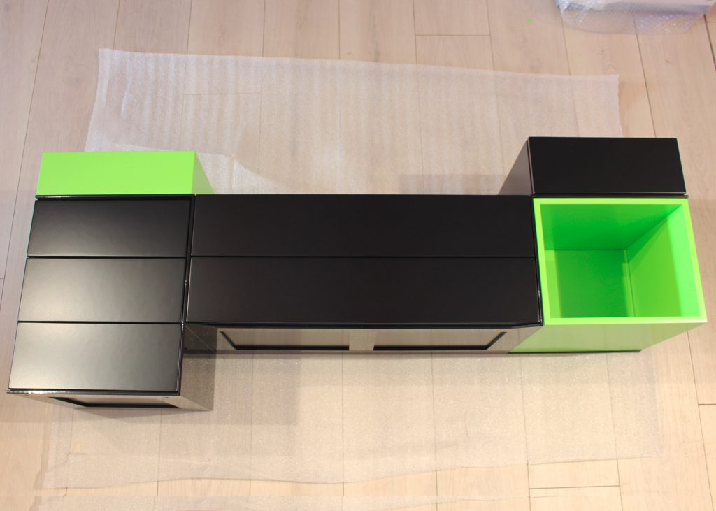 bureau console murale sur mesure Pas-Pied, création pour un intérieur en Suisse, couleurs noir et vert pistache, mobilier Les Pieds Sur La Table