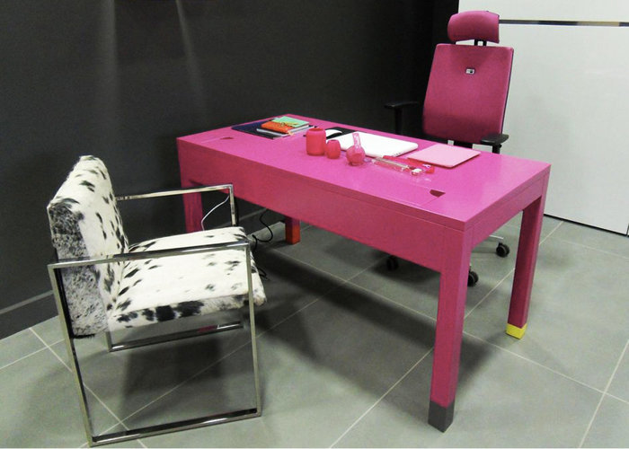 bureau connecté avec prises électriques et ethernet Co-Pied couleur fuchsia mobilier Les Pieds Sur La Table