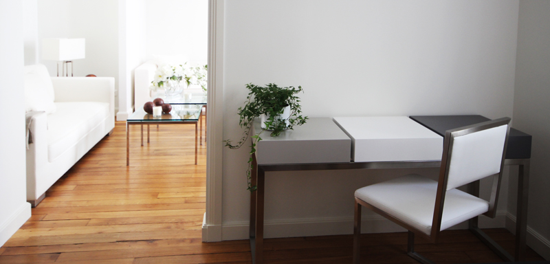 Bureau design Master-Pied avec ou sans tiroirs. Matériaux inox, bois laqué. Dimensions et finitions sur mesure. Création et fabrication française par Les Pieds Sur La Table mobilier contemporain