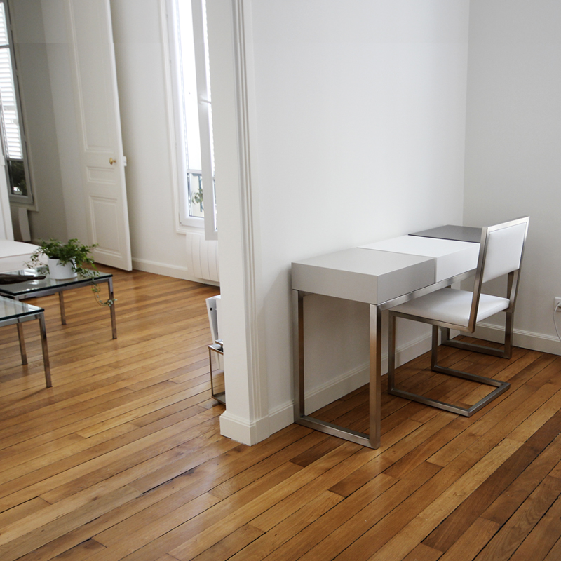 Bureau design pour télétravail et sa chaise coordonnée. Création et fabrication française par Les PIeds Sur La Table mobilier contemporain Une