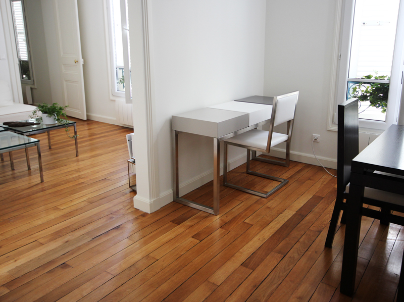 Bureau design pour télétravail et sa chaise coordonnée, le tout en inox, bois laqué et revêtement en simili cuir blanc. Création et fabrication française par Les PIeds Sur La Table mobilier contemporain