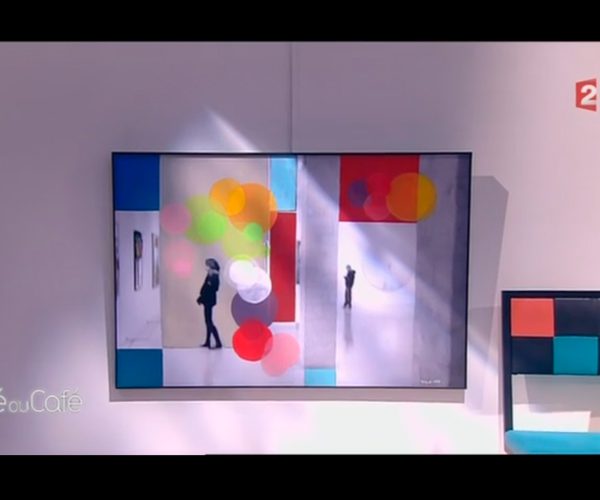 Mobilier contemporain coloré dans Thé ou Café l'émission de télévision. Meubles sur mesure et colorés Les Pieds Sur La Table, chaise Pied-Tine avec le dossier en damier