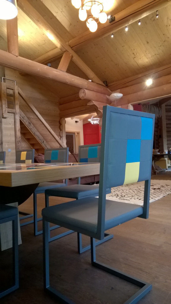chaise design dossier haut Pied-Tine dossier en damier gris bleu par Les Pieds Sur la Table chalet en Suisse