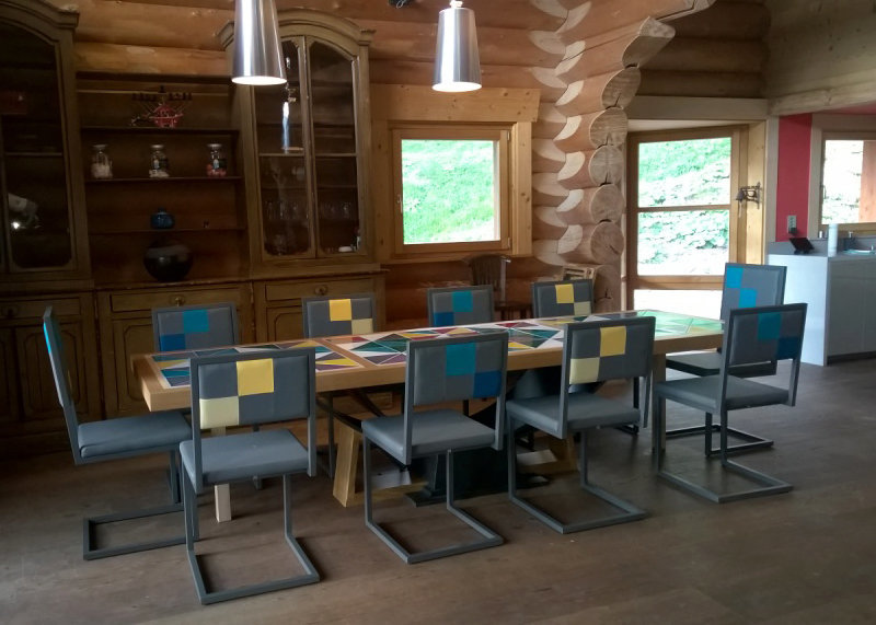 chaise de repas design acier gris et dossier en damier par Les Pieds Sur la Table chalet en Suisse