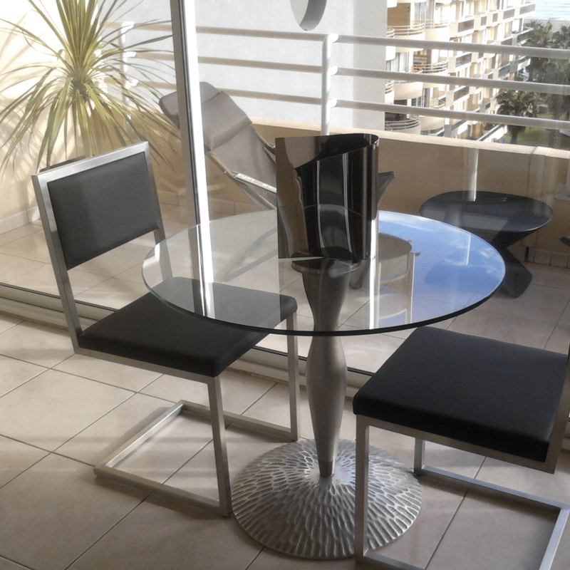 chaise design cantilever inox et cuir noir. Chaise design Pied-Tine fabriquées pour une maison particulière, Mobilier design modulable Les Pieds Sur La Table