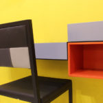 chaise de bureau Pied-Tine structure noir et dossier damier gris et noir et bureau Pas-Pied par Les Pieds Sur la Table