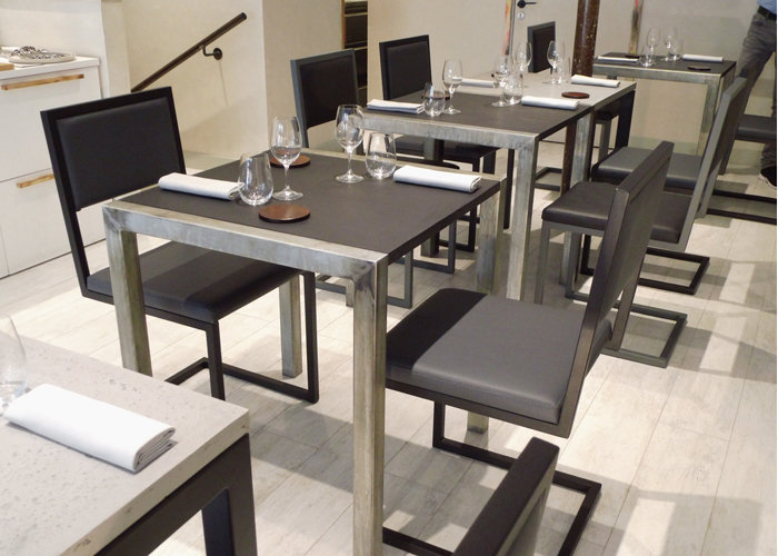 chaise de restaurant design structure cantilever acier et dossiers unis par Les Pieds Sur la Table Paris