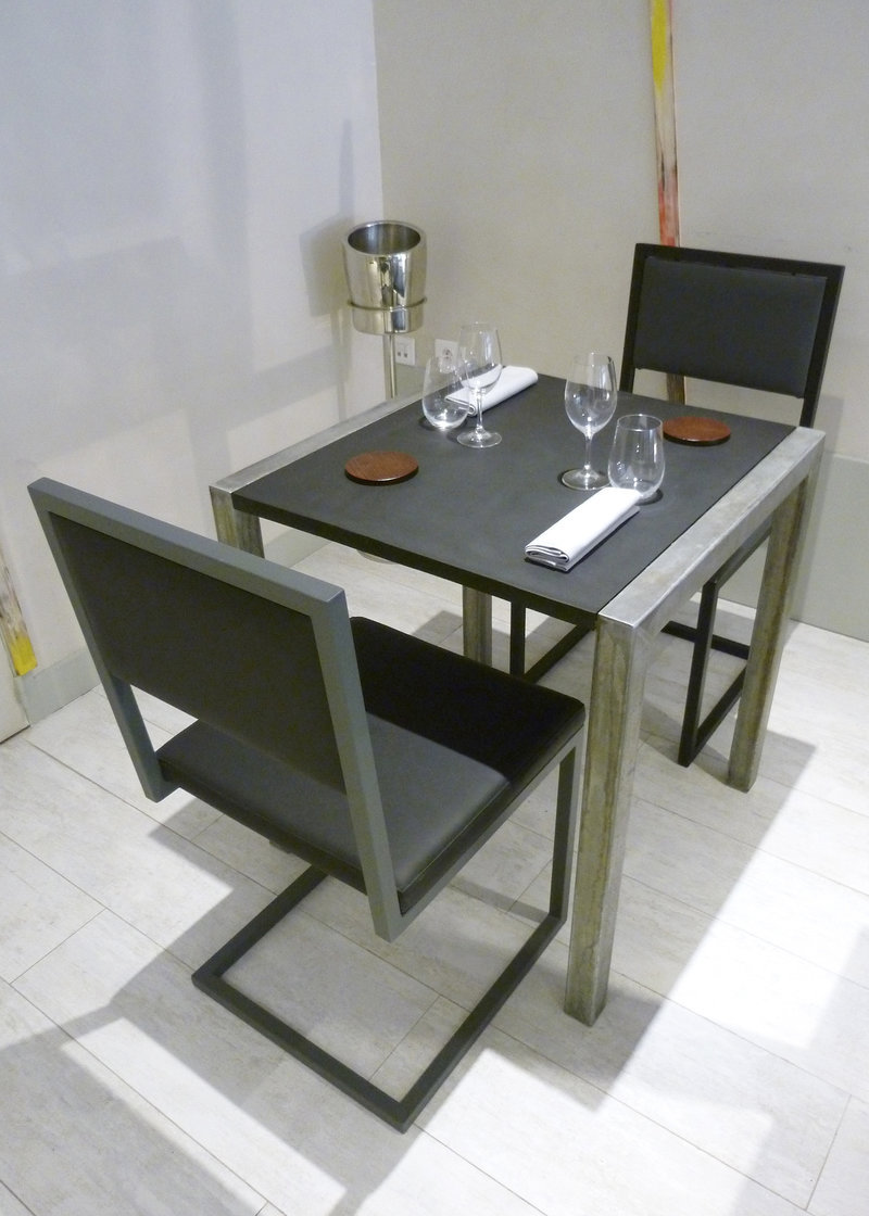 chaise de restaurant design acier gris et dossier uni noir et gris par Les Pieds Sur la Table Paris