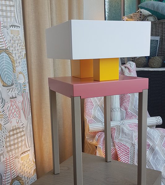 Chevet design contemporain Pied-de-Grue laqué exposé au showroom de décoration de Rueil-Malmaison Sikkens. Console et chevets de la collection de meubles contemporains Les Pieds Sur La Table, création et fabrication sur mesure française