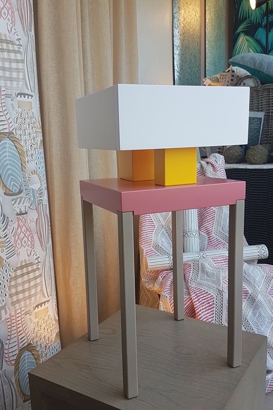 Chevet design contemporain Pied-de-Grue laqué exposé au showroom de décoration de Rueil-Malmaison Sikkens. Console et chevets de la collection de meubles contemporains Les Pieds Sur La Table, création et fabrication sur mesure française