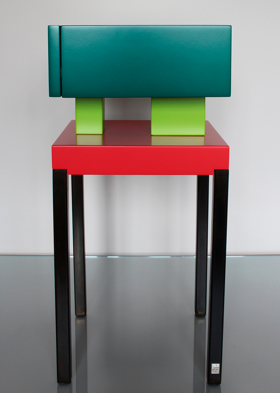 Table de chevet design laquée Pied-de-Grue. Laque et acier Mobilier contemporain Les-Pieds-Sur-la-Table-meubles-design-sur-mesure. Laque vert paon, pistache et rouge géranium. Profil