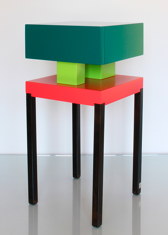 Table de chevet design laquée Pied-de-Grue. Laque et acier Mobilier contemporain Les-Pieds-Sur-la-Table-meubles-design-sur-mesure. Laque vert paon, pistache et rouge géranium.