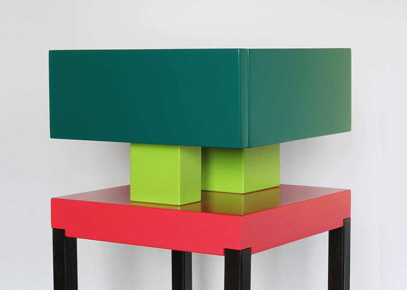 Table de chevet design laquée Pied-de-Grue. Laque et acier Mobilier contemporain Les-Pieds-Sur-la-Table-meubles-design-sur-mesure. Laque vert paon, pistache et rouge géranium. Détail