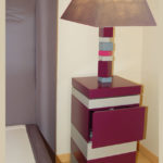 chevet laqué couleurs aubergine gris avec tiroir De-bon-Pied. Lampe en couleurs  mobilier Les Pieds Sur La Table réalisation maison