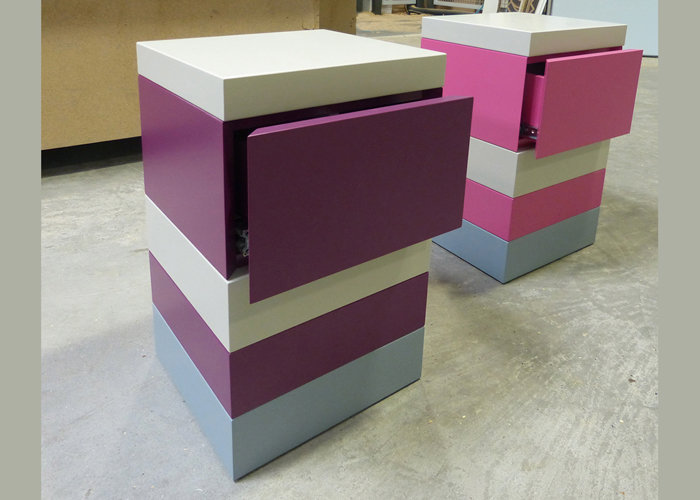 chevet laqué en couleurs avec tiroir De-bon-Pied mobilier Les Pieds Sur La Table modèle original en paire