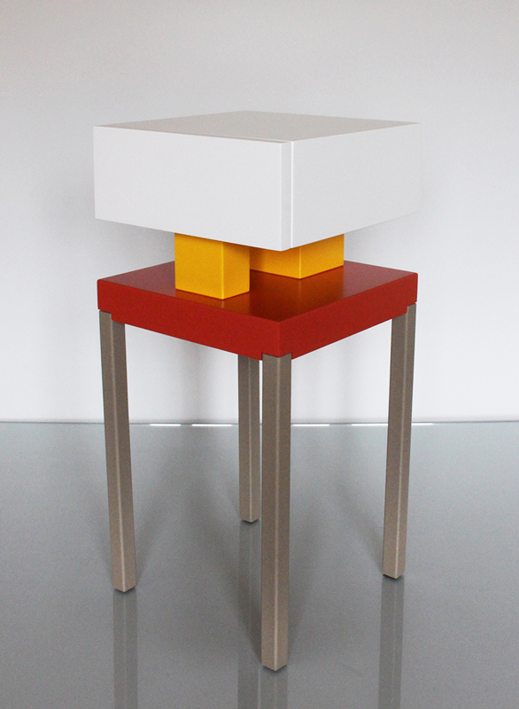 Chevet design sur mesure Pied-de-Grue réalisé par paire avec 1 tiroir supérieur, un assemblage de cubes laqués, sur un pied en acier laqué beige doré. Création et fabrication par Les Pieds Sur La Table mobilier contemporain sur mesure pour un appartement privé