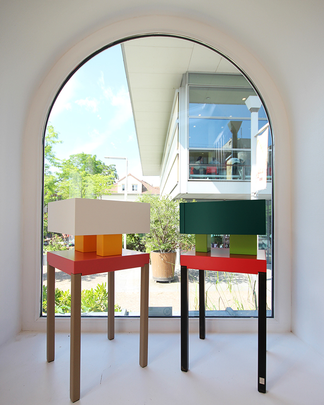 Table de chevet design. Paire de chevets Pied-de-Grue acier et bois laqué à la Vente éphémère du Mobilier contemporain design Les PIeds Sur La Table créateur et fabricant à la boutique éphémère de Rueil-Malmaison-vitrine