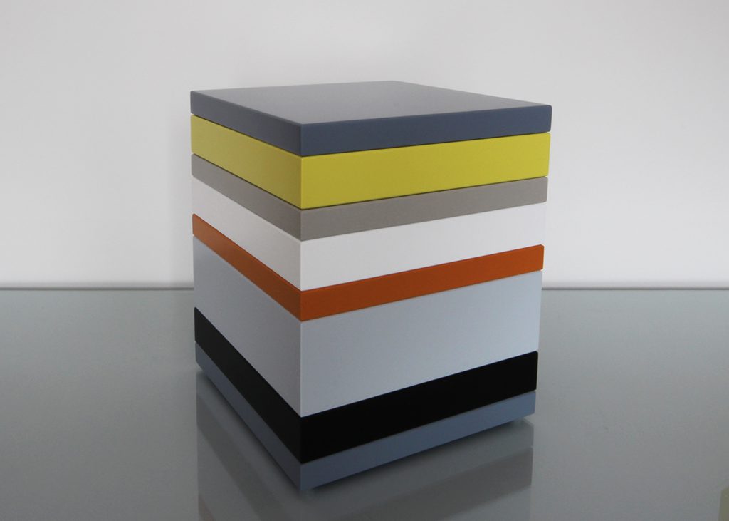 coffre de rangement laqué couleurs sur mesure jaune, orange pop gris béton blanc , design et fabrication mobilier Les Pieds Sur La Table, couvercle fermé