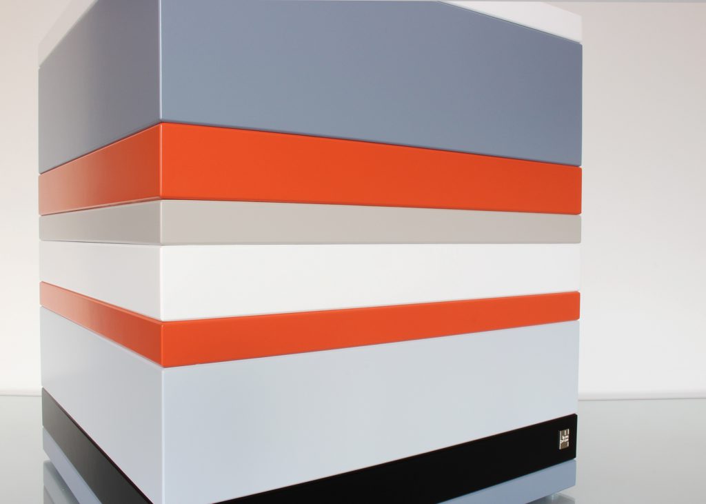 coffre de rangement laqué grand format couleurs sur mesure orange pop gris béton blanc , design et fabrication mobilier Les Pieds Sur La Table 2