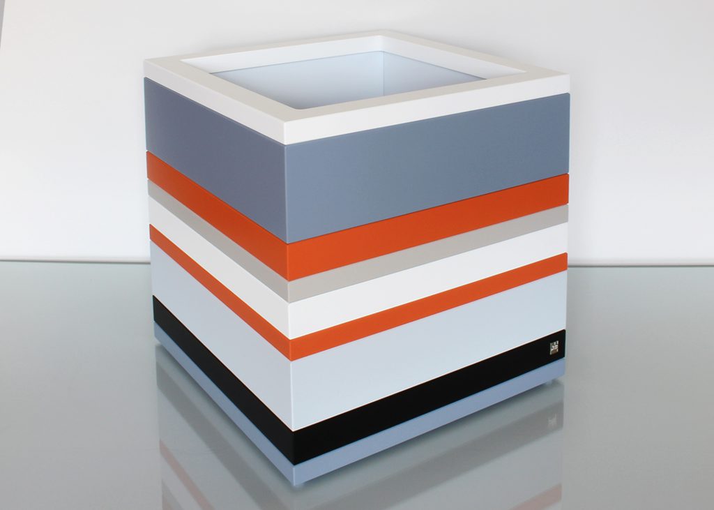 coffre de rangement laqué grand format couleurs sur mesure orange pop gris béton blanc , design et fabrication mobilier Les Pieds Sur La Table