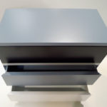 commode 3 tiroirs laquée gris blanc 360 de Pied mobilier Les Pieds Sur La Table vue dessus