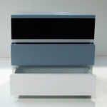 commode 3 tiroirs laquée gris blanc 360 de Pied mobilier Les Pieds Sur La Table vue face