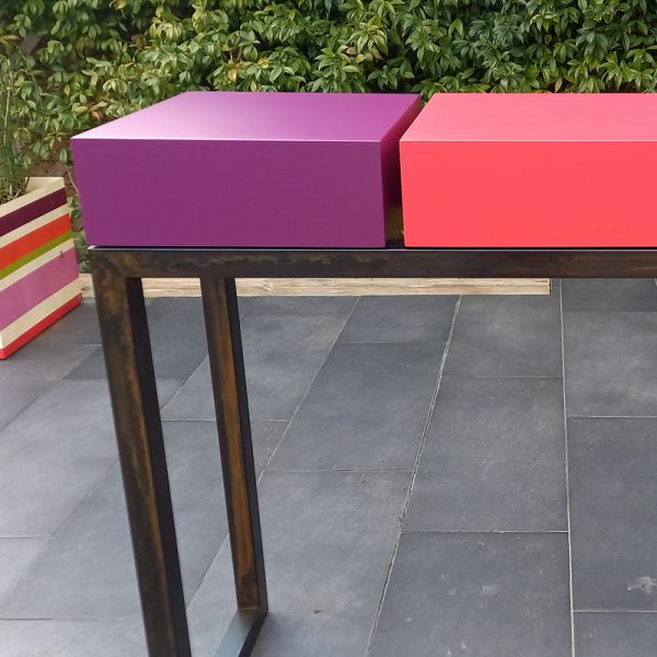 Console avec tiroirs, design, avec un pied acier patiné. Meubles sur mesure Les Pieds Sur La Table