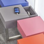 console connectée design sur mesure PLug&Pied, pied en inox brossé, 4 cubes laqués aux couleurs pétillantes et des prises électriques intégrées , Mobilier Les Pieds Sur La Table