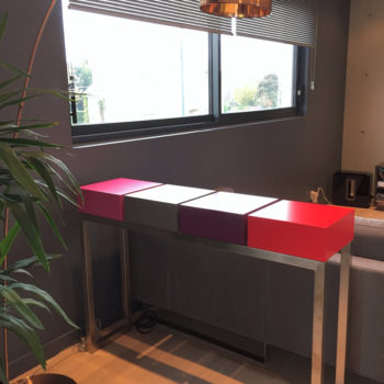 console connectée inox rouge aubergine fauve Plug and Pied mobilier Les Pieds Sur La Table réalisation maison