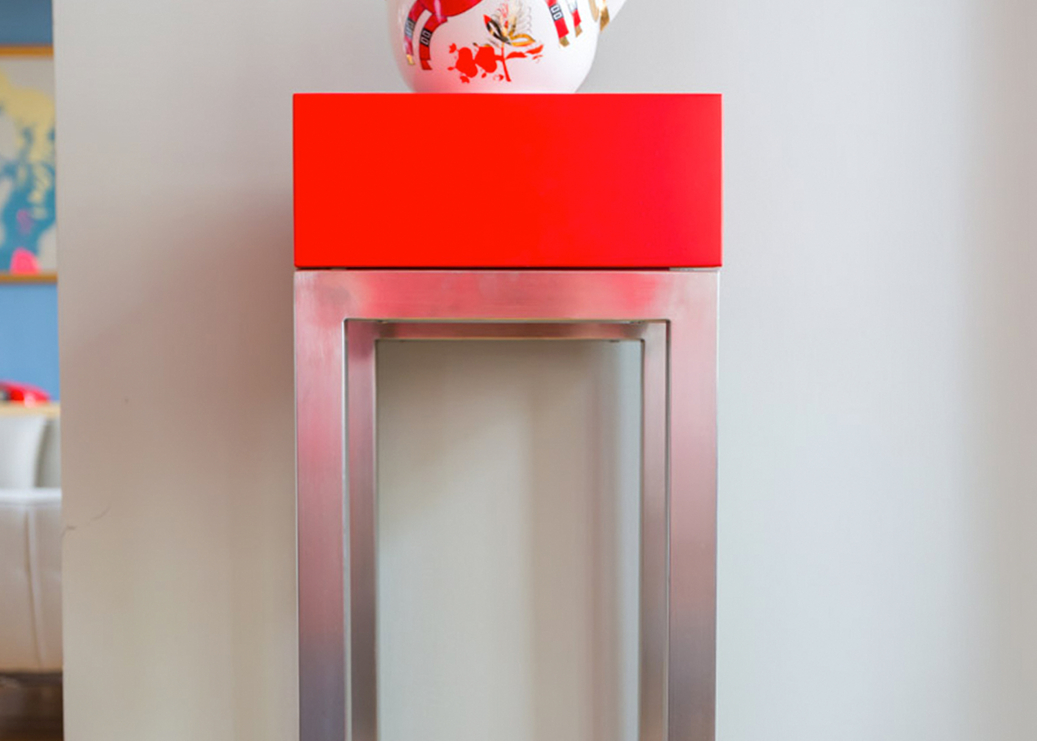 console connectée design rouge Plug and Pied mobilier Les Pieds Sur La Table réalisation maison détail