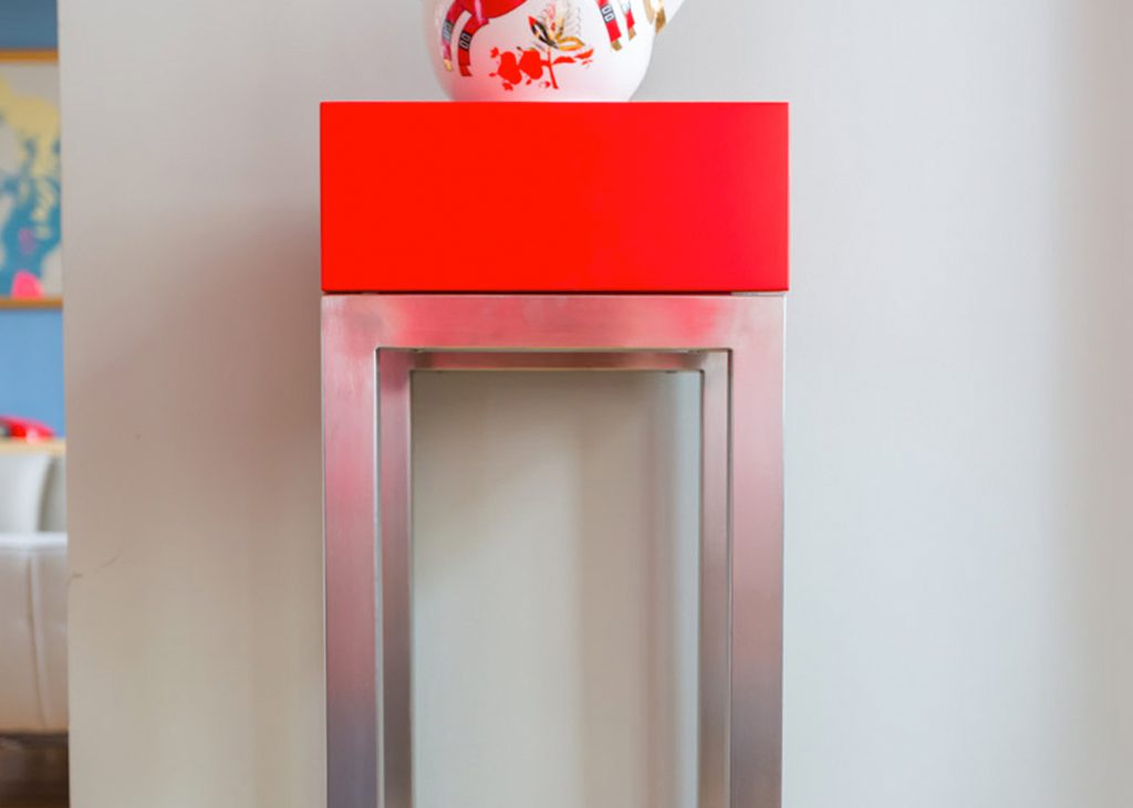 console connectée design rouge Plug and Pied mobilier Les Pieds Sur La Table réalisation maison détail