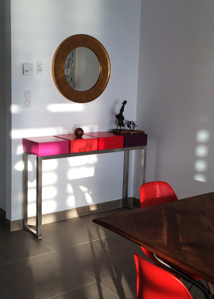 console connectée inox et cubes couleurs pétillantes Plug and Pied mobilier Les Pieds Sur La Table réalisation maison Corse