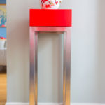 console connectée inox et cube rouge Plug and Pied mobilier Les Pieds Sur La Table réalisation maison