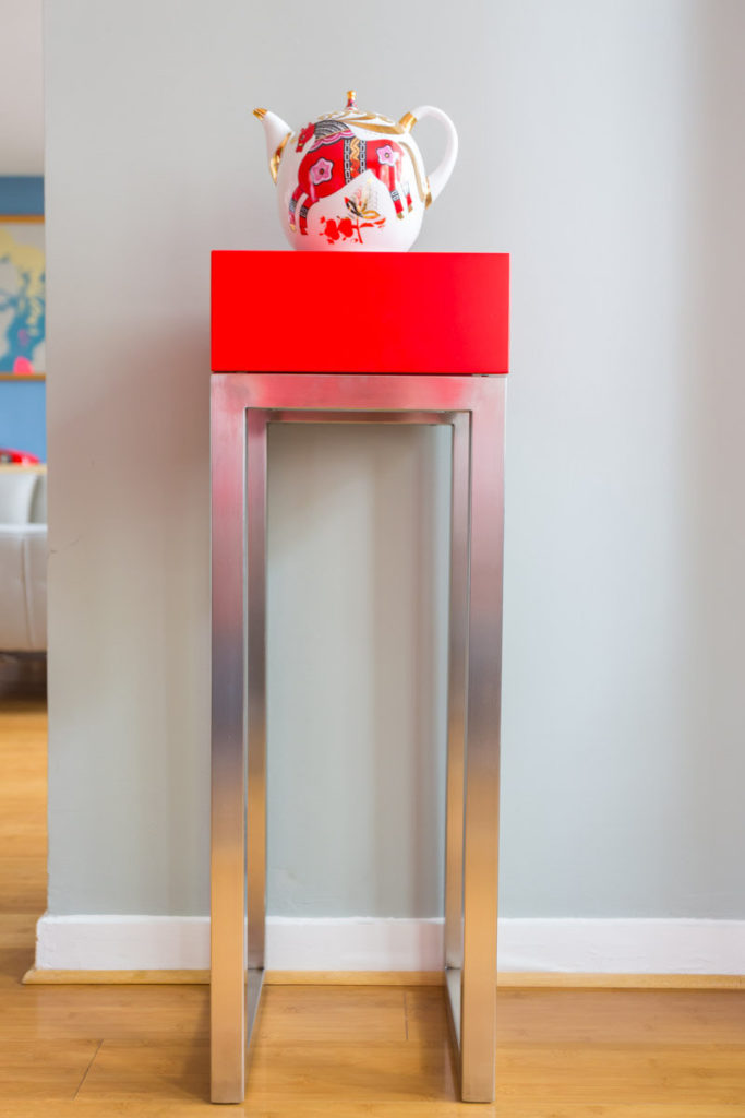 console connectée inox et cube rouge Plug and Pied mobilier Les Pieds Sur La Table réalisation maison