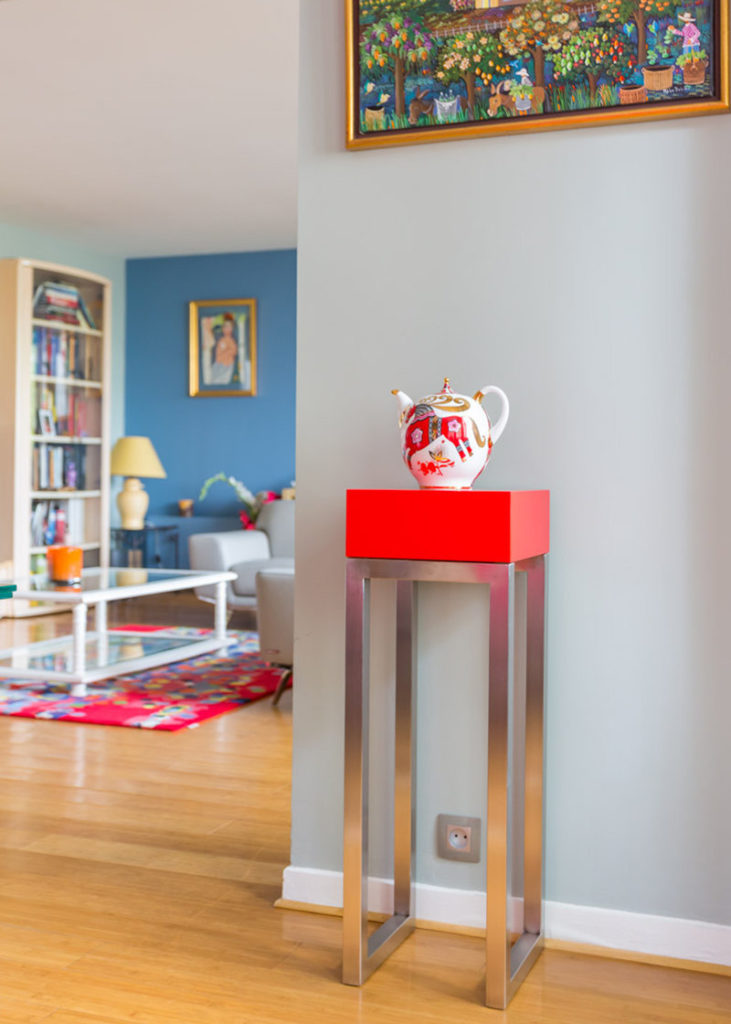 console connectée inox et laque rouge Plug and Pied mobilier Les Pieds Sur La Table réalisation maison