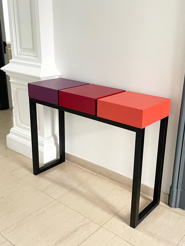 Console d'entrée en couleurs rouge et noire, création et fabrication par Les Pieds Sur La Table mobilier sur mesure